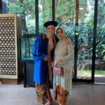 Enzy Storia Instagram - Dari awal ngerjain bab I udah cari motivasi dengan liat liat refrensi kebaya, dari dulu suka banget sama @studioboh jadi ngga pake basa-basi hubungin mba Penny melalui @giselasetyawan (yang merupakan WO aku sekaligus bantuin ngerjain tugas kuliah disaat kita lagi cek venue di Bali 👏🏼😂) bulan April udah ada bahannya dan sebelum berangkat ke DC fitting terakhir biar makin semangat selesaiin skripsinyaa disana. Thank you mba Penny ♥️ Untuk keluarga terutama mami, ini Enzy tepatin janjinya kalo Enzy ngga akan pernah lupa kewajiban bahwa menyelesaikan pendidikan itu juga sangatlah penting. Love you ma♥️