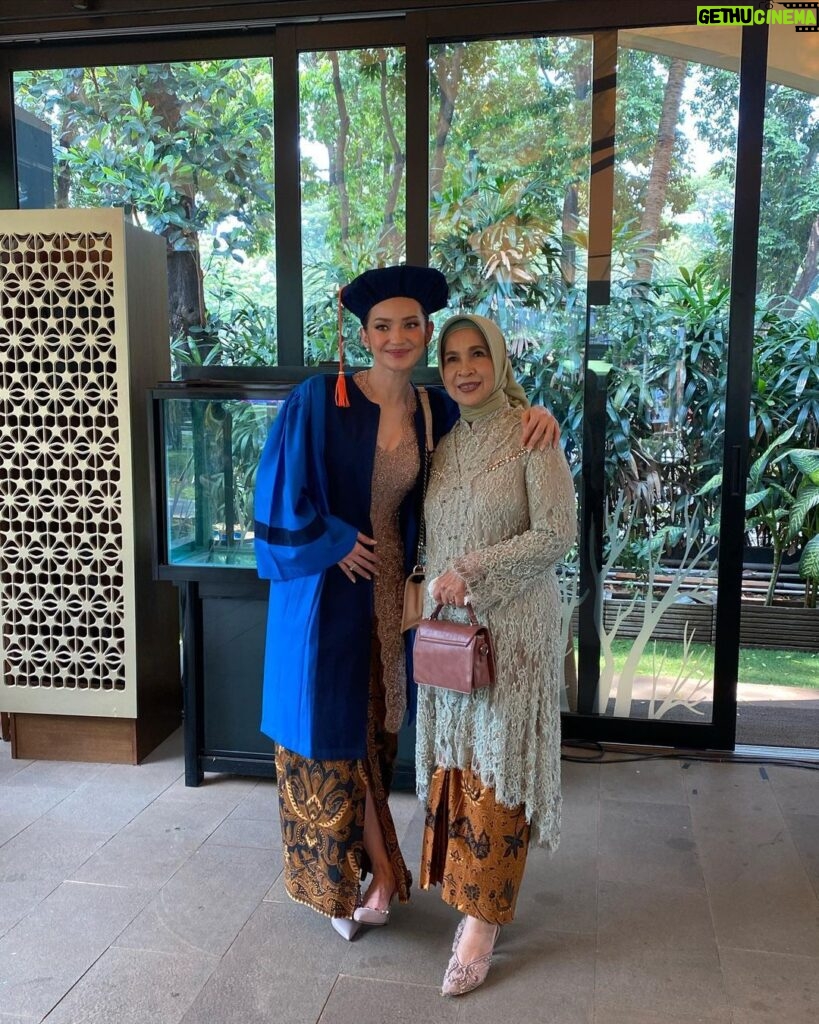 Enzy Storia Instagram - Dari awal ngerjain bab I udah cari motivasi dengan liat liat refrensi kebaya, dari dulu suka banget sama @studioboh jadi ngga pake basa-basi hubungin mba Penny melalui @giselasetyawan (yang merupakan WO aku sekaligus bantuin ngerjain tugas kuliah disaat kita lagi cek venue di Bali 👏🏼😂) bulan April udah ada bahannya dan sebelum berangkat ke DC fitting terakhir biar makin semangat selesaiin skripsinyaa disana. Thank you mba Penny ♥️ Untuk keluarga terutama mami, ini Enzy tepatin janjinya kalo Enzy ngga akan pernah lupa kewajiban bahwa menyelesaikan pendidikan itu juga sangatlah penting. Love you ma♥️