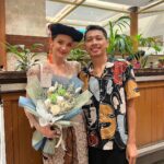 Enzy Storia Instagram - Dari awal ngerjain bab I udah cari motivasi dengan liat liat refrensi kebaya, dari dulu suka banget sama @studioboh jadi ngga pake basa-basi hubungin mba Penny melalui @giselasetyawan (yang merupakan WO aku sekaligus bantuin ngerjain tugas kuliah disaat kita lagi cek venue di Bali 👏🏼😂) bulan April udah ada bahannya dan sebelum berangkat ke DC fitting terakhir biar makin semangat selesaiin skripsinyaa disana. Thank you mba Penny ♥️ Untuk keluarga terutama mami, ini Enzy tepatin janjinya kalo Enzy ngga akan pernah lupa kewajiban bahwa menyelesaikan pendidikan itu juga sangatlah penting. Love you ma♥️