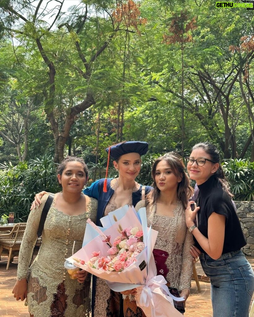 Enzy Storia Instagram - Dari awal ngerjain bab I udah cari motivasi dengan liat liat refrensi kebaya, dari dulu suka banget sama @studioboh jadi ngga pake basa-basi hubungin mba Penny melalui @giselasetyawan (yang merupakan WO aku sekaligus bantuin ngerjain tugas kuliah disaat kita lagi cek venue di Bali 👏🏼😂) bulan April udah ada bahannya dan sebelum berangkat ke DC fitting terakhir biar makin semangat selesaiin skripsinyaa disana. Thank you mba Penny ♥️ Untuk keluarga terutama mami, ini Enzy tepatin janjinya kalo Enzy ngga akan pernah lupa kewajiban bahwa menyelesaikan pendidikan itu juga sangatlah penting. Love you ma♥️