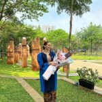 Enzy Storia Instagram - Dari awal ngerjain bab I udah cari motivasi dengan liat liat refrensi kebaya, dari dulu suka banget sama @studioboh jadi ngga pake basa-basi hubungin mba Penny melalui @giselasetyawan (yang merupakan WO aku sekaligus bantuin ngerjain tugas kuliah disaat kita lagi cek venue di Bali 👏🏼😂) bulan April udah ada bahannya dan sebelum berangkat ke DC fitting terakhir biar makin semangat selesaiin skripsinyaa disana. Thank you mba Penny ♥️ Untuk keluarga terutama mami, ini Enzy tepatin janjinya kalo Enzy ngga akan pernah lupa kewajiban bahwa menyelesaikan pendidikan itu juga sangatlah penting. Love you ma♥️