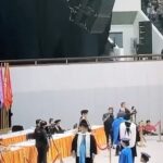 Enzy Storia Instagram - 13 tahun yang lalu disaat lulus SMA sedih banget rasanya harus menunda untuk kuliah karena sakit dan harus mulai bekerja, melihat teman-teman yang mulai ospek lalu 4 tahun kemudian dateng ke wisuda mereka dalam hati ada nyeseknya tapi selalu berpikir nanti kalo udah siap aku pasti bisa juga sarjana karena pada saat itu prioritasnya bukan kuliah melainkan bekerja. 2019 memberikan hadiah untuk diri sendiri daftar kuliah dan memilih untuk online saja yang penting tetep dapet ilmunya dengan waktu yang lebih flexible jadi ngga ada alesan untuk ngga selesai. Tidak mudah awalnya cuma dijalanin sajaa, dikerjain tugas tugasnya dan menempatkan hal ini menjadi salah satu prioritas. Setahun terakhir semester 7-8 paling susah dijalaninnya dengan padatnya waktu kerja, mempersiapkan pernikahan dan bimbingan skripsi disaat perbedaan waktu 12 jam dengan Jakarta. Tapiiii akhirnyaaa datang juga hari dimana bisa wisuda dan dinyatakan lulus sebagai Sarjana Management. Terima kasih untuk semua yang membantu enzet selama 4 tahun ini menyelesaikan semuanya. Sekali lagi dibuktikan bahwa tidak ada hal yang tidak mungkin jika bersungguh-sungguh menjalankannya 👩🏼‍🎓♥️ Jakarta, Indonesia