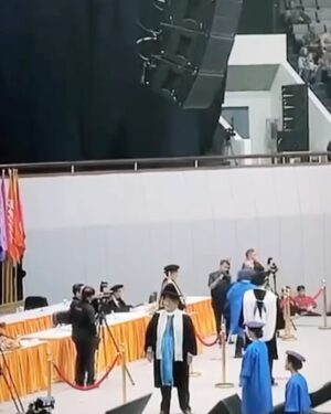 Enzy Storia Instagram - 13 tahun yang lalu disaat lulus SMA sedih banget rasanya harus menunda untuk kuliah karena sakit dan harus mulai bekerja, melihat teman-teman yang mulai ospek lalu 4 tahun kemudian dateng ke wisuda mereka dalam hati ada nyeseknya tapi selalu berpikir nanti kalo udah siap aku pasti bisa juga sarjana karena  pada saat itu prioritasnya bukan kuliah melainkan bekerja. 

2019 memberikan hadiah untuk diri sendiri daftar kuliah dan memilih untuk online saja yang penting tetep dapet ilmunya dengan waktu yang lebih flexible jadi ngga ada alesan untuk ngga selesai. Tidak mudah awalnya cuma dijalanin sajaa, dikerjain tugas tugasnya dan menempatkan hal ini menjadi salah satu prioritas. 

Setahun terakhir semester 7-8 paling susah dijalaninnya dengan padatnya waktu kerja, mempersiapkan pernikahan dan bimbingan skripsi disaat perbedaan waktu 12 jam dengan Jakarta. Tapiiii akhirnyaaa datang juga hari dimana bisa wisuda dan dinyatakan lulus sebagai Sarjana Management. 

Terima kasih untuk semua yang membantu enzet selama 4 tahun ini menyelesaikan semuanya. 

Sekali lagi dibuktikan bahwa tidak ada hal yang tidak mungkin jika bersungguh-sungguh menjalankannya 👩🏼‍🎓♥️