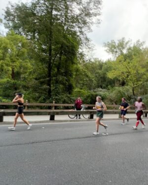 Enzy Storia Instagram - Akhirnya setelah tertunda hampir 4 tahun kejadian juga nih ikutan race Half Marathon pertama kalinya 😭👏🏼 

Hampir aja ngga jadi dateng karena 2 hari sebelumnya kaki dalam keadaan tidak baik baik sajaa, udah dramaaa banget nangis nangis karena capek latihan dan pengen banget ikutan race. Untung punya suami baik banget sangat supportive dibujukin baik baik dan disemangatin buat yauda tetep dateng aja, dicoba pelan pelan kalo ngga kuat berentii. 

turns out cewe ambi pantang menyerah ini full senyum selama race semangatin diri sendiri selama 21,5 km untuk tetep positif thinking, berdialog baik baik sama kakinya biar ngga sakit dan selesaiin apa yang udah dimulai. 

Selama race usahain untuk ngga berenti, ikutin semua pesan pesan dari mas @randiadiprtm selama latihan dan nikmatin racenya. 

Lalu akhirnya Finish strooonggg dengan sangat happy 🥹🤍 

Terima kasih untuk diri ini yang selalu punya cara untuk mewujudkan mimpinya satu persatu. 

#dchalfmarathon