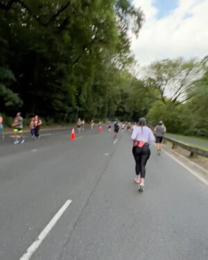 Enzy Storia Instagram - Akhirnya setelah tertunda hampir 4 tahun kejadian juga nih ikutan race Half Marathon pertama kalinya 😭👏🏼 

Hampir aja ngga jadi dateng karena 2 hari sebelumnya kaki dalam keadaan tidak baik baik sajaa, udah dramaaa banget nangis nangis karena capek latihan dan pengen banget ikutan race. Untung punya suami baik banget sangat supportive dibujukin baik baik dan disemangatin buat yauda tetep dateng aja, dicoba pelan pelan kalo ngga kuat berentii. 

turns out cewe ambi pantang menyerah ini full senyum selama race semangatin diri sendiri selama 21,5 km untuk tetep positif thinking, berdialog baik baik sama kakinya biar ngga sakit dan selesaiin apa yang udah dimulai. 

Selama race usahain untuk ngga berenti, ikutin semua pesan pesan dari mas @randiadiprtm selama latihan dan nikmatin racenya. 

Lalu akhirnya Finish strooonggg dengan sangat happy 🥹🤍 

Terima kasih untuk diri ini yang selalu punya cara untuk mewujudkan mimpinya satu persatu. 

#dchalfmarathon