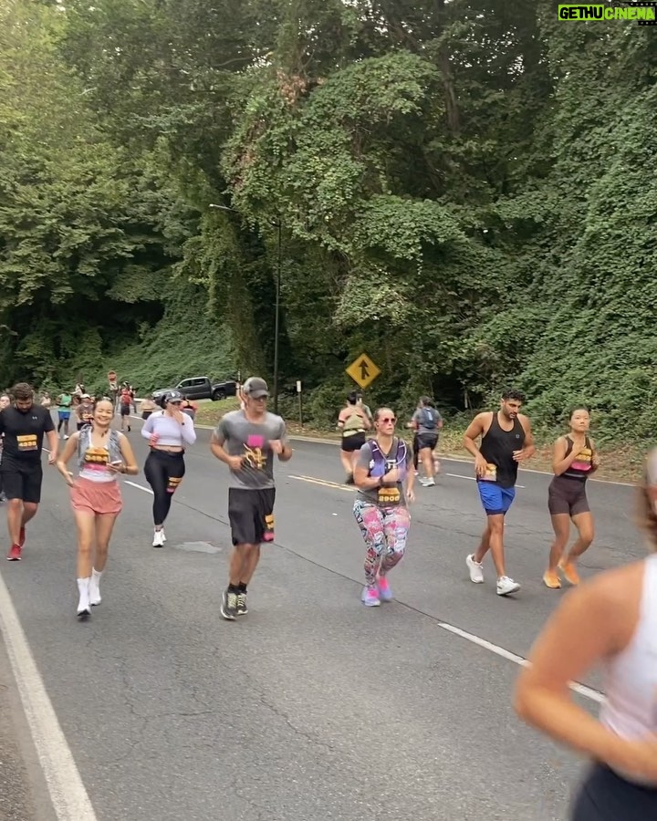 Enzy Storia Instagram - Akhirnya setelah tertunda hampir 4 tahun kejadian juga nih ikutan race Half Marathon pertama kalinya 😭👏🏼 Hampir aja ngga jadi dateng karena 2 hari sebelumnya kaki dalam keadaan tidak baik baik sajaa, udah dramaaa banget nangis nangis karena capek latihan dan pengen banget ikutan race. Untung punya suami baik banget sangat supportive dibujukin baik baik dan disemangatin buat yauda tetep dateng aja, dicoba pelan pelan kalo ngga kuat berentii. turns out cewe ambi pantang menyerah ini full senyum selama race semangatin diri sendiri selama 21,5 km untuk tetep positif thinking, berdialog baik baik sama kakinya biar ngga sakit dan selesaiin apa yang udah dimulai. Selama race usahain untuk ngga berenti, ikutin semua pesan pesan dari mas @randiadiprtm selama latihan dan nikmatin racenya. Lalu akhirnya Finish strooonggg dengan sangat happy 🥹🤍 Terima kasih untuk diri ini yang selalu punya cara untuk mewujudkan mimpinya satu persatu. #dchalfmarathon Washington D.C.