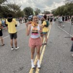 Enzy Storia Instagram – Akhirnya setelah tertunda hampir 4 tahun kejadian juga nih ikutan race Half Marathon pertama kalinya 😭👏🏼 

Hampir aja ngga jadi dateng karena 2 hari sebelumnya kaki dalam keadaan tidak baik baik sajaa, udah dramaaa banget nangis nangis karena capek latihan dan pengen banget ikutan race. Untung punya suami baik banget sangat supportive dibujukin baik baik dan disemangatin buat yauda tetep dateng aja, dicoba pelan pelan kalo ngga kuat berentii. 

turns out cewe ambi pantang menyerah ini full senyum selama race semangatin diri sendiri selama 21,5 km untuk tetep positif thinking, berdialog baik baik sama kakinya biar ngga sakit dan selesaiin apa yang udah dimulai. 

Selama race usahain untuk ngga berenti, ikutin semua pesan pesan dari mas @randiadiprtm selama latihan dan nikmatin racenya. 

Lalu akhirnya Finish strooonggg dengan sangat happy 🥹🤍 

Terima kasih untuk diri ini yang selalu punya cara untuk mewujudkan mimpinya satu persatu. 

#dchalfmarathon Washington D.C.