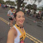 Enzy Storia Instagram – Akhirnya setelah tertunda hampir 4 tahun kejadian juga nih ikutan race Half Marathon pertama kalinya 😭👏🏼 

Hampir aja ngga jadi dateng karena 2 hari sebelumnya kaki dalam keadaan tidak baik baik sajaa, udah dramaaa banget nangis nangis karena capek latihan dan pengen banget ikutan race. Untung punya suami baik banget sangat supportive dibujukin baik baik dan disemangatin buat yauda tetep dateng aja, dicoba pelan pelan kalo ngga kuat berentii. 

turns out cewe ambi pantang menyerah ini full senyum selama race semangatin diri sendiri selama 21,5 km untuk tetep positif thinking, berdialog baik baik sama kakinya biar ngga sakit dan selesaiin apa yang udah dimulai. 

Selama race usahain untuk ngga berenti, ikutin semua pesan pesan dari mas @randiadiprtm selama latihan dan nikmatin racenya. 

Lalu akhirnya Finish strooonggg dengan sangat happy 🥹🤍 

Terima kasih untuk diri ini yang selalu punya cara untuk mewujudkan mimpinya satu persatu. 

#dchalfmarathon Washington D.C.