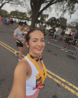 Enzy Storia Instagram - Akhirnya setelah tertunda hampir 4 tahun kejadian juga nih ikutan race Half Marathon pertama kalinya 😭👏🏼 

Hampir aja ngga jadi dateng karena 2 hari sebelumnya kaki dalam keadaan tidak baik baik sajaa, udah dramaaa banget nangis nangis karena capek latihan dan pengen banget ikutan race. Untung punya suami baik banget sangat supportive dibujukin baik baik dan disemangatin buat yauda tetep dateng aja, dicoba pelan pelan kalo ngga kuat berentii. 

turns out cewe ambi pantang menyerah ini full senyum selama race semangatin diri sendiri selama 21,5 km untuk tetep positif thinking, berdialog baik baik sama kakinya biar ngga sakit dan selesaiin apa yang udah dimulai. 

Selama race usahain untuk ngga berenti, ikutin semua pesan pesan dari mas @randiadiprtm selama latihan dan nikmatin racenya. 

Lalu akhirnya Finish strooonggg dengan sangat happy 🥹🤍 

Terima kasih untuk diri ini yang selalu punya cara untuk mewujudkan mimpinya satu persatu. 

#dchalfmarathon