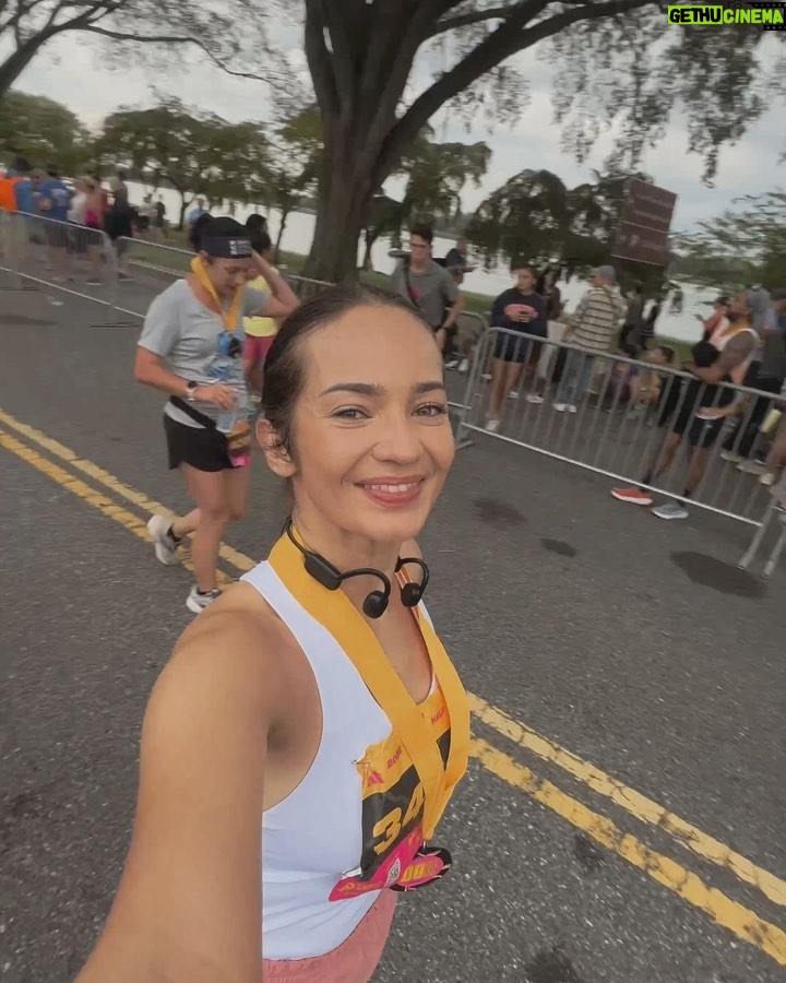 Enzy Storia Instagram - Akhirnya setelah tertunda hampir 4 tahun kejadian juga nih ikutan race Half Marathon pertama kalinya 😭👏🏼 Hampir aja ngga jadi dateng karena 2 hari sebelumnya kaki dalam keadaan tidak baik baik sajaa, udah dramaaa banget nangis nangis karena capek latihan dan pengen banget ikutan race. Untung punya suami baik banget sangat supportive dibujukin baik baik dan disemangatin buat yauda tetep dateng aja, dicoba pelan pelan kalo ngga kuat berentii. turns out cewe ambi pantang menyerah ini full senyum selama race semangatin diri sendiri selama 21,5 km untuk tetep positif thinking, berdialog baik baik sama kakinya biar ngga sakit dan selesaiin apa yang udah dimulai. Selama race usahain untuk ngga berenti, ikutin semua pesan pesan dari mas @randiadiprtm selama latihan dan nikmatin racenya. Lalu akhirnya Finish strooonggg dengan sangat happy 🥹🤍 Terima kasih untuk diri ini yang selalu punya cara untuk mewujudkan mimpinya satu persatu. #dchalfmarathon Washington D.C.