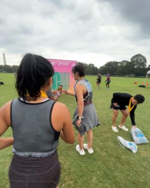 Enzy Storia Instagram - Akhirnya setelah tertunda hampir 4 tahun kejadian juga nih ikutan race Half Marathon pertama kalinya 😭👏🏼 

Hampir aja ngga jadi dateng karena 2 hari sebelumnya kaki dalam keadaan tidak baik baik sajaa, udah dramaaa banget nangis nangis karena capek latihan dan pengen banget ikutan race. Untung punya suami baik banget sangat supportive dibujukin baik baik dan disemangatin buat yauda tetep dateng aja, dicoba pelan pelan kalo ngga kuat berentii. 

turns out cewe ambi pantang menyerah ini full senyum selama race semangatin diri sendiri selama 21,5 km untuk tetep positif thinking, berdialog baik baik sama kakinya biar ngga sakit dan selesaiin apa yang udah dimulai. 

Selama race usahain untuk ngga berenti, ikutin semua pesan pesan dari mas @randiadiprtm selama latihan dan nikmatin racenya. 

Lalu akhirnya Finish strooonggg dengan sangat happy 🥹🤍 

Terima kasih untuk diri ini yang selalu punya cara untuk mewujudkan mimpinya satu persatu. 

#dchalfmarathon