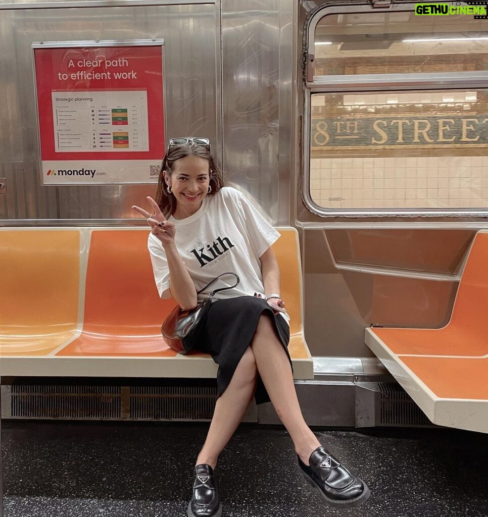 Enzy Storia Instagram - selamat pagi! 🦥 New York, New York