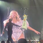 Enzy Storia Instagram - HBD QWEEEEEN 👑 @beyonce! Sebuah cita cita nonton mamah yonce dari dulu dan tahun ini terjadiiiiiiiiiiiii ❤️‍🔥🥹 Las Vegas, Nevada