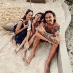 Enzy Storia Instagram - Kadang rezeki itu bukan cuma materi tapi juga sahabat yang akhirnya menjadi keluarga. Jadi next liburan kemana kita?🫣😌 *Hehe sekarang NZ udah ngga jadi nyamuk lagi biasanya sendirian :) *