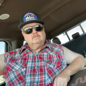 Eric Stonestreet Instagram - Someone get me a needle and thread, cause I’m ripped. Happy 4th and be safe! 🇺🇸