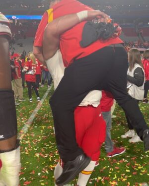Eric Stonestreet Instagram - If you’re ever like, ‘I wonder how strong @chiefs center @creed_humphrey is, this is how strong @chiefs center @creed_humphrey is. #chiefskingdom