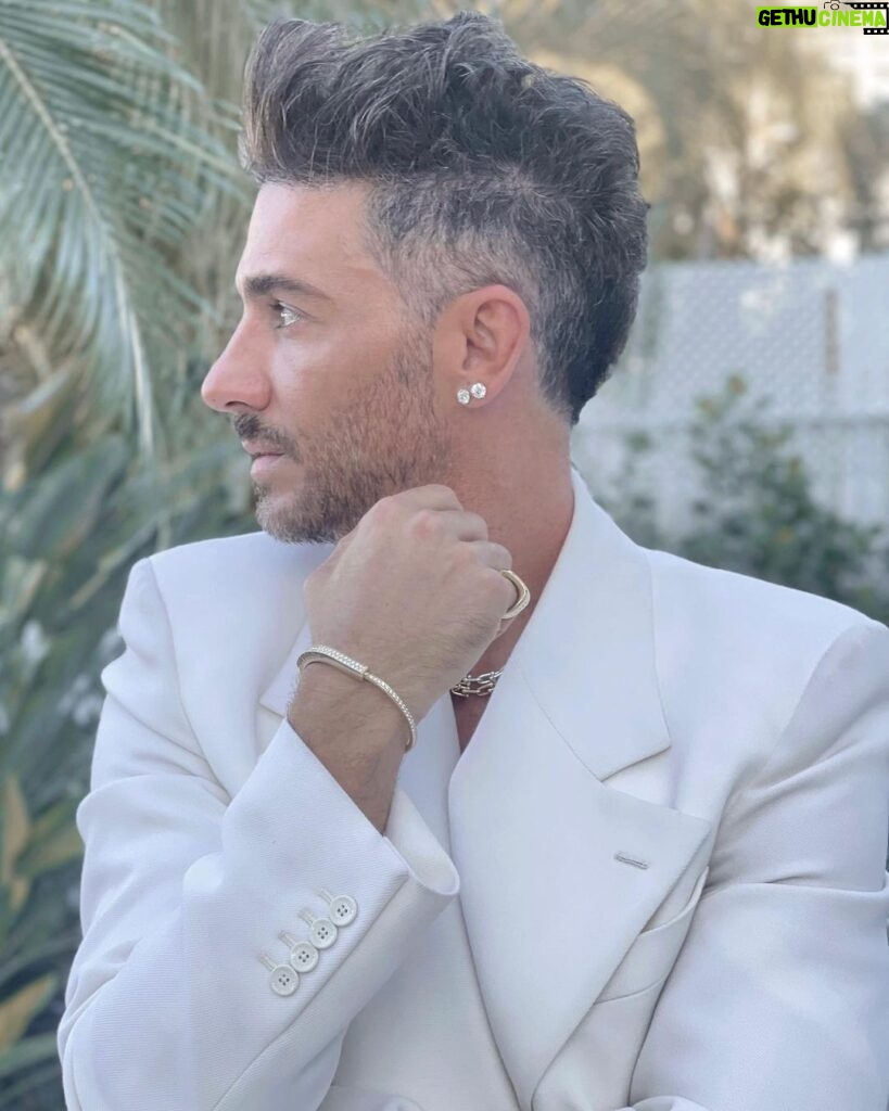 Erick Elías Instagram - Más 📸 💎 @tiffanyandco 🥼 @louisvuitton Styling @karlaguindi Miami, Florida