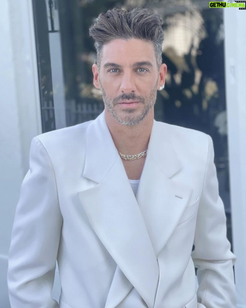 Erick Elías Instagram - Más 📸 💎 @tiffanyandco 🥼 @louisvuitton Styling @karlaguindi Miami, Florida