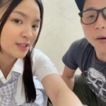 Ernest Prakasa Instagram - Rese ni gen-z atu @elsaajapasal cara megang hape aja di-judge. 🙄
