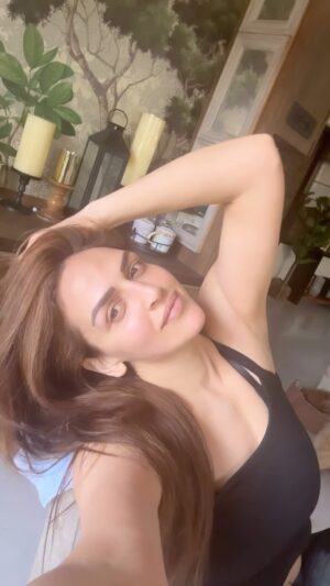 Esha Deol Instagram - When your Sunday feels every bit a Sunday ☀️💛

#postworkout 
#sundayvibes #sunny #sunshine #gratitude ♥️🧿