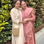 Esha Deol Instagram - Love & gratitude to all for the lovely birthday wishes & blessings coming my way ♥️🧿🙏🏼♥️ 😊 As always started my morning with a havan at home with my mother & my darling daughters ♥️🧿😊 @dreamgirlhemamalini @aapkadharam #itsmybirthday #love #gratitude ♥️🧿
