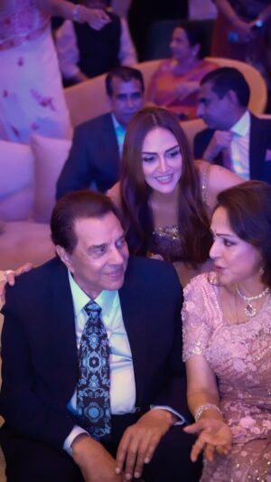 Esha Deol Instagram - A few glimpses from the dream girls birthday celebrations ✨

#dreamgirlsbirthday #happybirthday #hemamalini #dharmendra #eshadeol #throwbackthursday #gratitude ♥️🧿