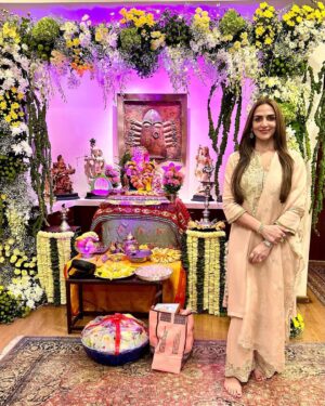 Esha Deol Instagram - Had a lovely gathering at home for our Ganpati Bappa ♥️ with friends & family with lots of modaks, chaat & fun filled conversations. 

Wearing @payalsinghal 
Styled by @kareenparwani 

@dreamgirlhemamalini #ganpatibappamorya #homesweethome #friends #family #eshadeol #gratitude ♥️🧿