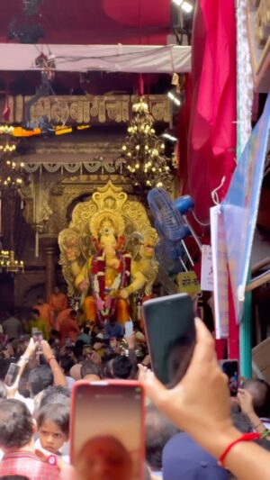 Esha Deol Instagram - I went today to seek divine blessings for all of us from Lalbaugcha Raja . 
 Shree Ganeshaye Namaha 🙏🏼♥️🧿

@lalbaugcharaja 
#eshadeol #lalbaugcharaja #GanpatiBappaMorya #Blessed #GaneshChaturthi2023 #MoryaMorya #Reel #Reelitfeelit #BappaBlessUs #GanpatiBappaMorya #Gratitude 🧿♥️🙏🏻