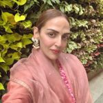 Esha Deol Instagram - Love & gratitude to all for the lovely birthday wishes & blessings coming my way ♥️🧿🙏🏼♥️ 😊 As always started my morning with a havan at home with my mother & my darling daughters ♥️🧿😊 @dreamgirlhemamalini @aapkadharam #itsmybirthday #love #gratitude ♥️🧿