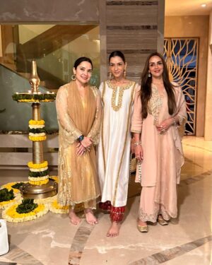 Esha Deol Instagram - Had a lovely gathering at home for our Ganpati Bappa ♥️ with friends & family with lots of modaks, chaat & fun filled conversations. 

Wearing @payalsinghal 
Styled by @kareenparwani 

@dreamgirlhemamalini #ganpatibappamorya #homesweethome #friends #family #eshadeol #gratitude ♥️🧿