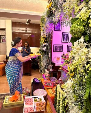 Esha Deol Instagram - Had a lovely gathering at home for our Ganpati Bappa ♥️ with friends & family with lots of modaks, chaat & fun filled conversations. 

Wearing @payalsinghal 
Styled by @kareenparwani 

@dreamgirlhemamalini #ganpatibappamorya #homesweethome #friends #family #eshadeol #gratitude ♥️🧿