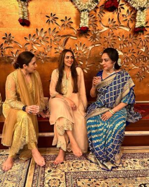 Esha Deol Instagram - Had a lovely gathering at home for our Ganpati Bappa ♥️ with friends & family with lots of modaks, chaat & fun filled conversations. 

Wearing @payalsinghal 
Styled by @kareenparwani 

@dreamgirlhemamalini #ganpatibappamorya #homesweethome #friends #family #eshadeol #gratitude ♥️🧿