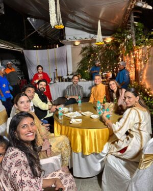 Esha Deol Instagram - Had a lovely gathering at home for our Ganpati Bappa ♥️ with friends & family with lots of modaks, chaat & fun filled conversations. 

Wearing @payalsinghal 
Styled by @kareenparwani 

@dreamgirlhemamalini #ganpatibappamorya #homesweethome #friends #family #eshadeol #gratitude ♥️🧿