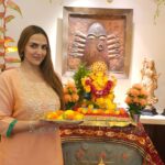 Esha Deol Instagram - Happy Ganesh Chaturthi 🌺🙏🏼🌺 #ganeshchaturthi #eshadeol #gratitude ♥️🧿