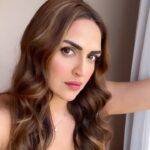 Esha Deol Instagram - 💙🖤💛 HMU @_narendrajadhav_ @surve.jaya Managed by @palsandpeersentertainment #events #delhi #travel #workmode #actorslife #reelsinstagram #trendingreels #reelitfeelit #reelkarofeelkaro #mondayblues #eshadeol #gratitude ♥️🧿