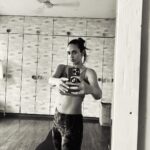 Esha Deol Instagram - & I see it slowly but surely 💪🏼🧿 “No pain no gain” is our fitness mantra है ना मेरे @fitnesswithsatya #keepgoing #keeptrying #stayfit #abs #absworkout #eshadeol #gratitude 🧿♥️