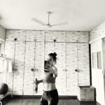 Esha Deol Instagram - & I see it slowly but surely 💪🏼🧿 “No pain no gain” is our fitness mantra है ना मेरे @fitnesswithsatya #keepgoing #keeptrying #stayfit #abs #absworkout #eshadeol #gratitude 🧿♥️