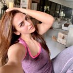 Esha Deol Instagram - Burn 🔥 burn 🔥 burn 🔥 those calories we gained last week with all the mithai 😜 #workout #workit #postdiwalidetox #fitness #eshasfavhomespot #fitnessmotivation #gratitude ♥️🧿