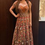 Esha Deol Instagram - Happy Diwali ♥️♥️🪔♥️♥️🧿 Wearing @rockystarofficial HMU @tulsi5solanki @fatima_dsouza #happydiwali #friendsfamily #gratitude ♥️🧿
