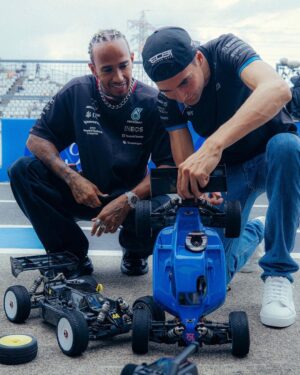 Esteban Ocon Instagram - That was fun 🎮 bringing back memories of when we were kids! thx @lewishamilton 🙏🏼