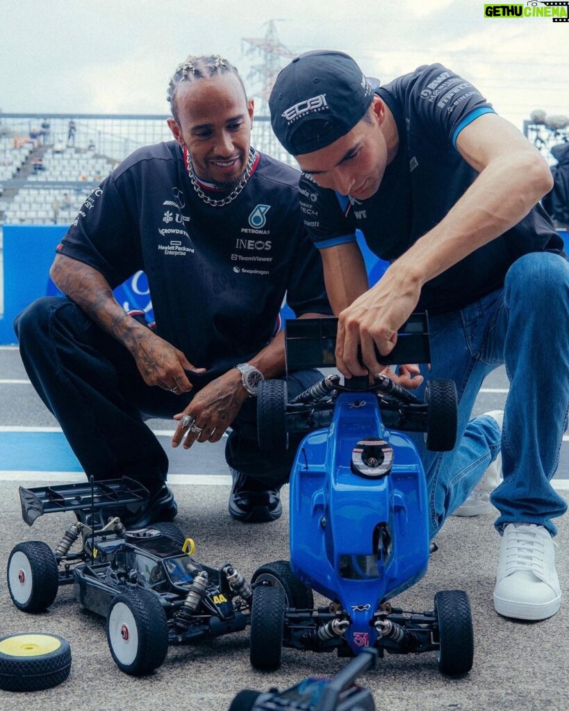 Esteban Ocon Instagram - That was fun 🎮 bringing back memories of when we were kids! thx @lewishamilton 🙏🏼 Suzuka Circuit