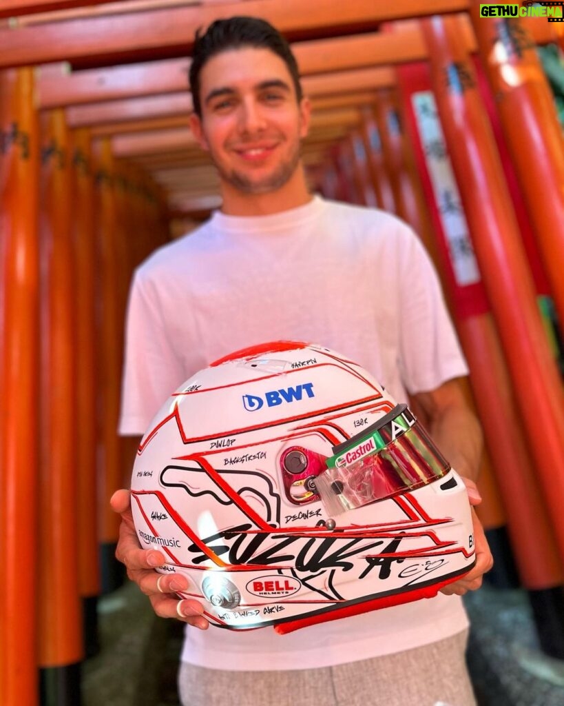 Esteban Ocon Instagram - Special helmet for a special place. ❤️🤍 おもてなしに感謝します、私の特別なヘルメットを気に入っていただければ幸いです