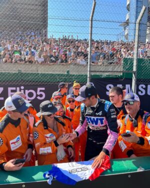 Esteban Ocon Instagram - Expérience IRRÉELLE !!! 🤯 Une des ambiances les plus incroyables de toute de ma vie !! Le public français est vraiment le meilleur 🇫🇷 Félicitations à tous les pilotes pour votre parcours pour en arriver là, vous êtes toutes et tous des légendes!! Fier aussi d’avoir assisté à la super victoire de mon poto @depielof1 et la team @alpinecars ! Et bien sûr un grand bravo à @xsqueezie et à toute l'équipe du @gp_explorer pour cette journée inoubliable. MERCI MERCI MERCI 💙🤍❤️