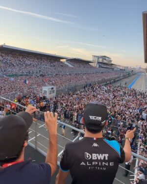 Esteban Ocon Instagram - Expérience IRRÉELLE !!! 🤯 Une des ambiances les plus incroyables de toute de ma vie !! Le public français est vraiment le meilleur 🇫🇷 Félicitations à tous les pilotes pour votre parcours pour en arriver là, vous êtes toutes et tous des légendes!! Fier aussi d’avoir assisté à la super victoire de mon poto @depielof1 et la team @alpinecars ! Et bien sûr un grand bravo à @xsqueezie et à toute l'équipe du @gp_explorer pour cette journée inoubliable. MERCI MERCI MERCI 💙🤍❤️