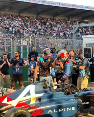 Esteban Ocon Instagram - Expérience IRRÉELLE !!! 🤯 Une des ambiances les plus incroyables de toute de ma vie !! Le public français est vraiment le meilleur 🇫🇷 Félicitations à tous les pilotes pour votre parcours pour en arriver là, vous êtes toutes et tous des légendes!! Fier aussi d’avoir assisté à la super victoire de mon poto @depielof1 et la team @alpinecars ! Et bien sûr un grand bravo à @xsqueezie et à toute l'équipe du @gp_explorer pour cette journée inoubliable. MERCI MERCI MERCI 💙🤍❤️