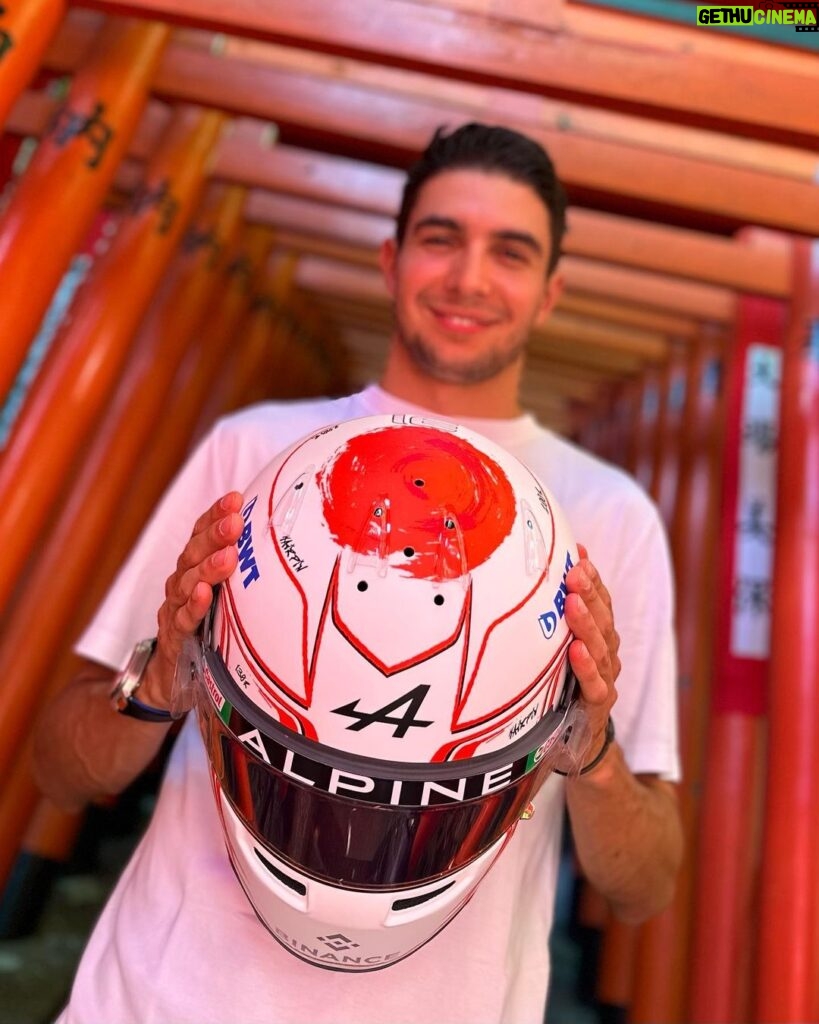 Esteban Ocon Instagram - Special helmet for a special place. ❤️🤍 おもてなしに感謝します、私の特別なヘルメットを気に入っていただければ幸いです