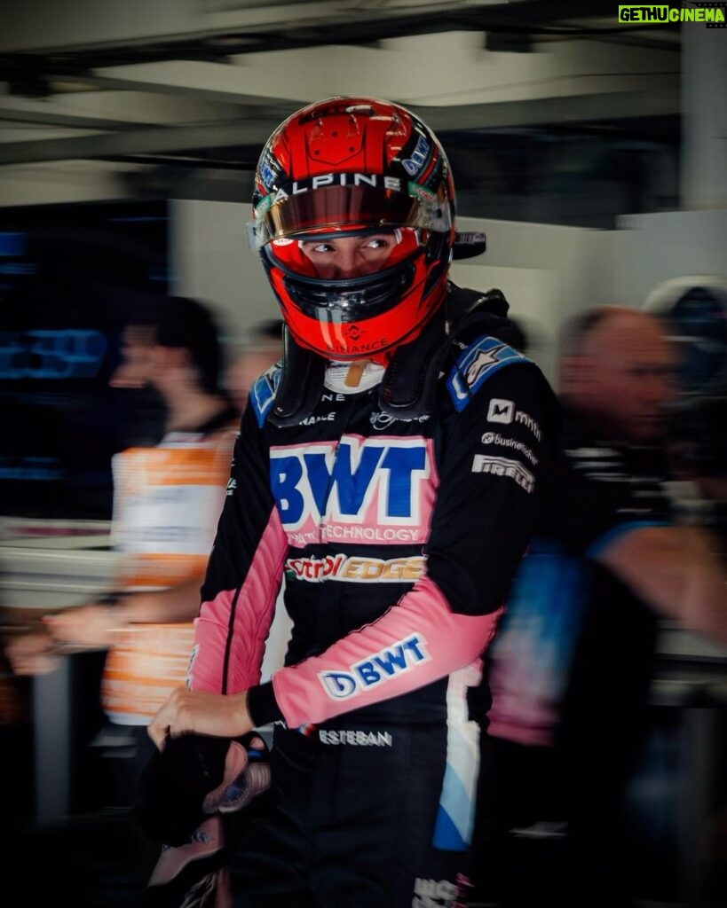Esteban Ocon Instagram - We knew it wasn’t going to be easy today. But we’re sticking together and we won’t stop pushing. Race day tomorrow. Allez @alpinef1team Bahrain International Circuit