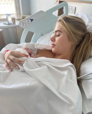 Ethan Payne Instagram - What a weekend, Welcome to the world Olive Ottilie Payne 💚

My heart couldn’t be more full, I am beyond proud of @faithlouisak for everything. Women are super heroes. 

Forever loving my little family 🫒💚