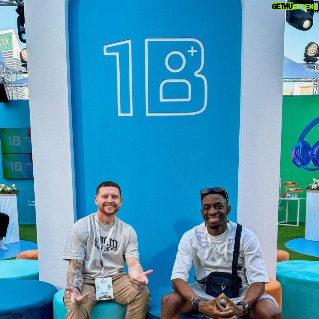 Ethan Payne Instagram - had an amazing time here in Dubai for @1billionsummit, myself and @tobjizzle got to do a stage show talking all things from the very start of the @sidemen until now #ad 📈 Always a pleasure being in the UAE and inshallah we’ll be back soon 👋 Dubai, United Arab Emirates