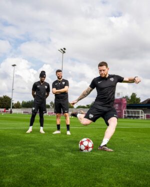 Ethan Payne Instagram - cannot believe I had the privilege of holding our European trophy, thank you @westham ⚒️

new @sidemen video is out right now 📌